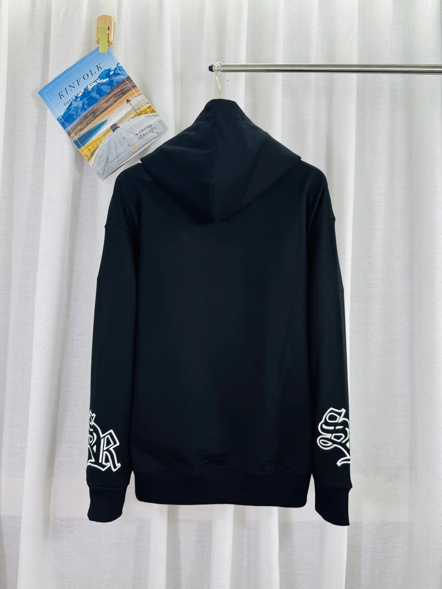 P290 top version, real shot without P, ​​different from market currency) 𝗖𝗵𝗿𝗼𝗺𝗲 𝗛𝗲𝗮𝗿𝘁𝘀/Cro Heart 2025 washed and burned flower patch embroidered autumn and winter new original single counter American patchwork 3D three-dimensional couple casual hooded sweatshirt 👑The highest version! Customized fabric 480g tripe terry fabric! American-style acid-washed and distressed original fabric, laser burning + appliqué embroidery, exquisite embroidery of beaded letters! The best-selling model in the counter, very comfortable to wear. Accessories: original molded and authenticated collar label➕100% silk wash label. Genuine purchase-grade original hangtag➕matching hanging rope➕3D hanging beads➕original packaging bag. Craftsmanship: The original version has consistent wiring! The highest version of the armhole matching technique! Color: Black Size: S M L XL Style No.: 9335